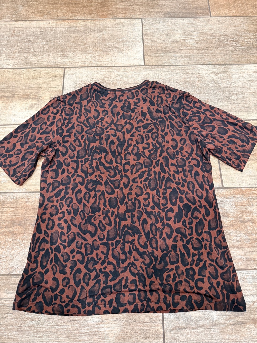 Johnny Was | Women's The Janie Favorite Short Sleeve V-Neck T-Shirt Leopard - Picture 7 of 8